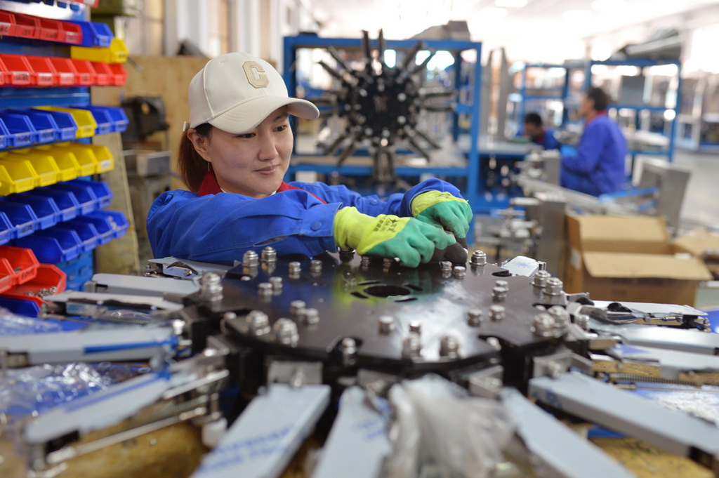 3月30日，在山東省青島市城陽區夏莊街道青島義龍裝備制造股份有限公司生產車間內，工人在組裝包裝機。新華社發（王海濱攝）