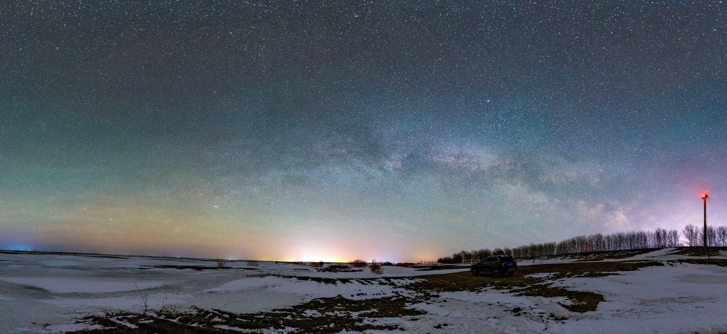 3月29日凌晨在位于黑龍江省佳木斯市的松花江富錦段拍攝的“銀河拱橋”（拼接照片）。新華社發（庚喜慶攝）