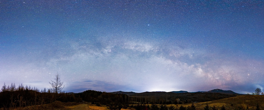 3月30日凌晨在黑龍江省哈爾濱市阿城區拍攝的“銀河拱橋”（拼接照片）。新華社發（劉大鵬攝）