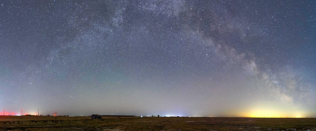 3月30日凌晨在黑龍江省齊齊哈爾市一風電場拍攝的“銀河拱橋”（拼接照片）。新華社發（王勇剛攝）
