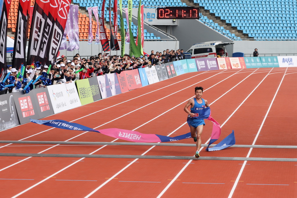 3月30日，朝鮮選手韓日龍在比賽中沖刺。最終，他奪得第20屆亞洲馬拉松錦標賽男子組第一名。