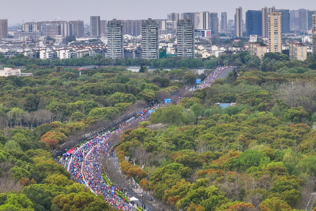 3月30日，參賽選手經過南湖風景區（無人機照片）。