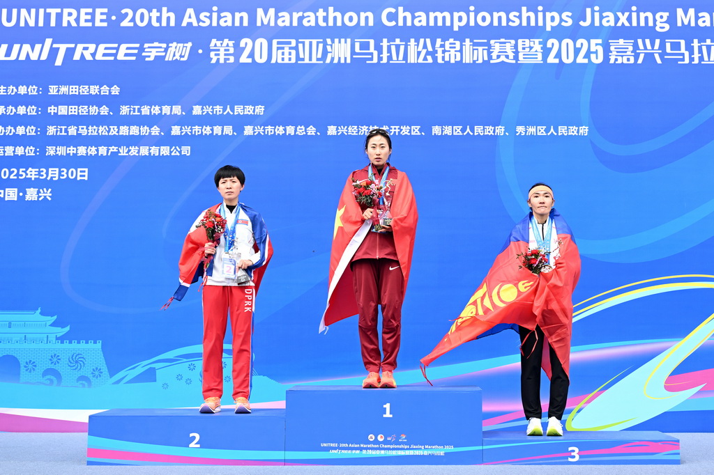 3月30日，第20屆亞洲馬拉松錦標賽女子組冠軍中國選手吳冰（中）、亞軍朝鮮選手李光玉（左）和季軍蒙古國選手希希賽汗·加爾巴德拉赫也在頒獎儀式上。