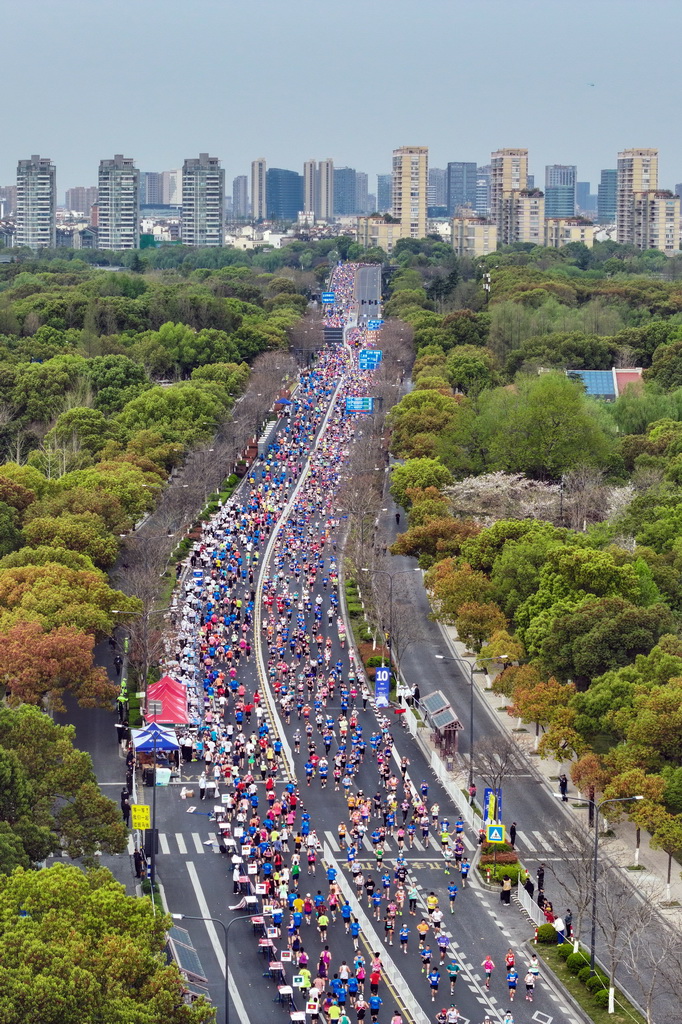 3月30日，參賽選手經過南湖風景區（無人機照片）。