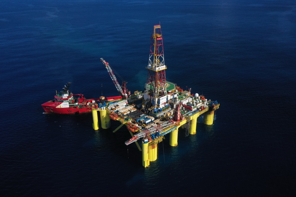 “南海二號”鉆井平臺在惠州19-6油田海域進行鉆探作業。