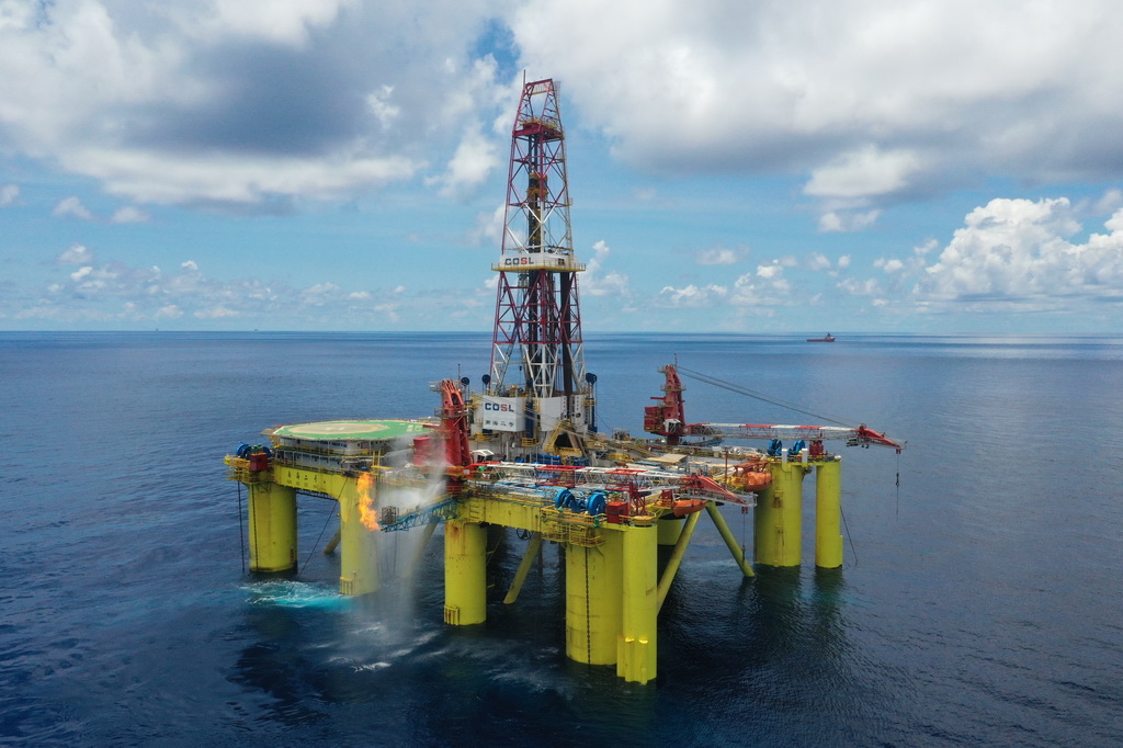 “南海二號”鉆井平臺在惠州19-6油田海域進行鉆探作業。