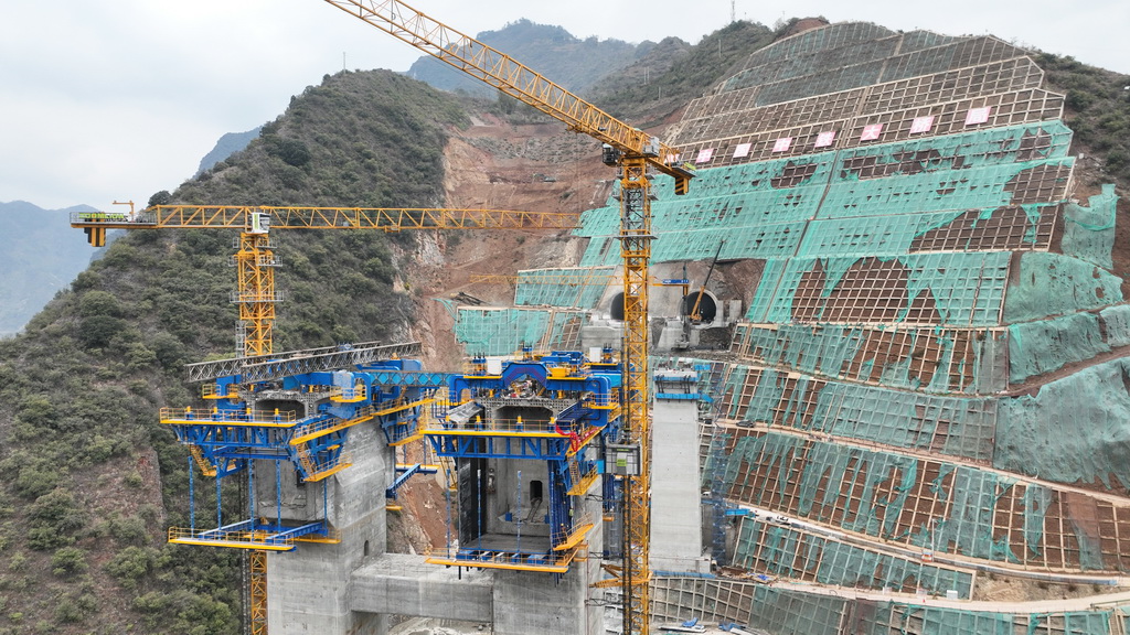 “虹鷹1號”亮相渝昆高鐵建設現場