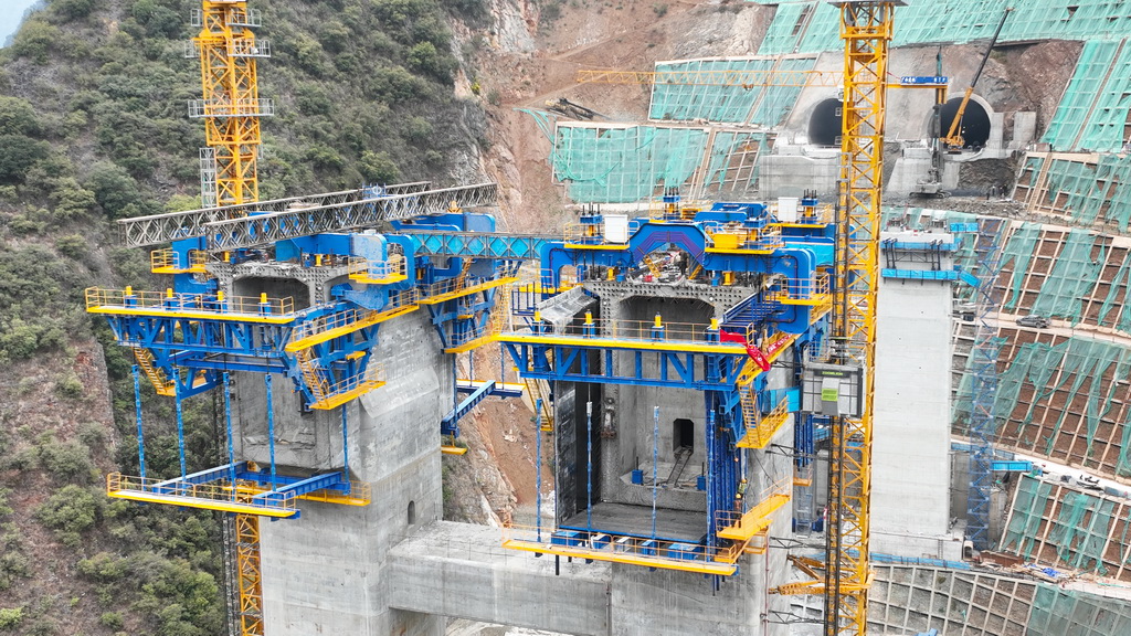 這是3月31日在渝昆高鐵洛澤河特大橋懸臂澆筑施工現場拍攝的“虹鷹1號”智能懸臂筑橋機（無人機照片）。