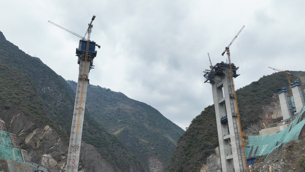 這是3月31日在渝昆高鐵洛澤河特大橋懸臂澆筑施工現場拍攝的“虹鷹1號”智能懸臂筑橋機（無人機照片）。