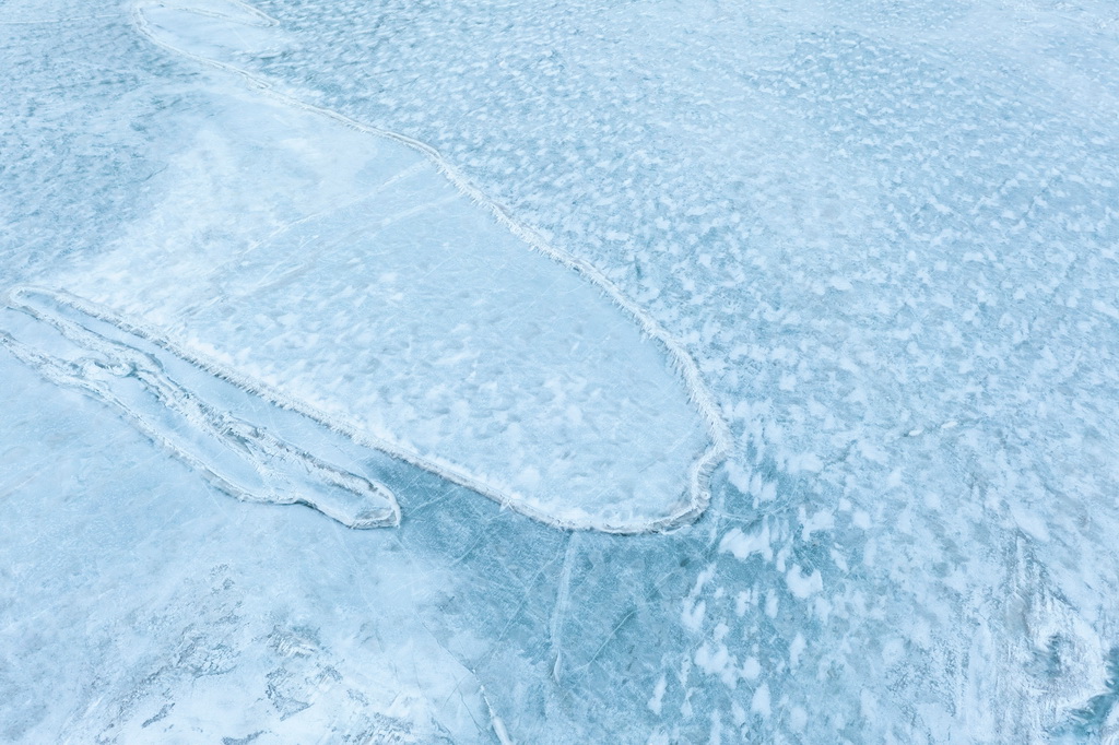 這是3月31日拍攝的部分湖面仍處于冰封狀態的興凱湖（無人機照片）。