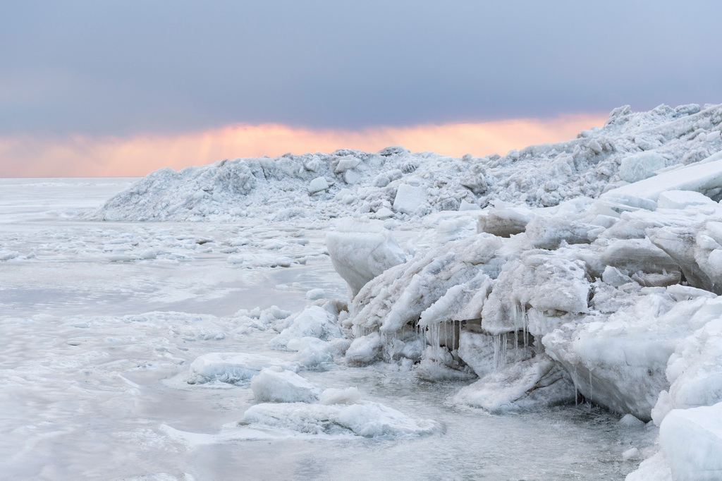 這是3月31日拍攝的興凱湖畔的冰層。