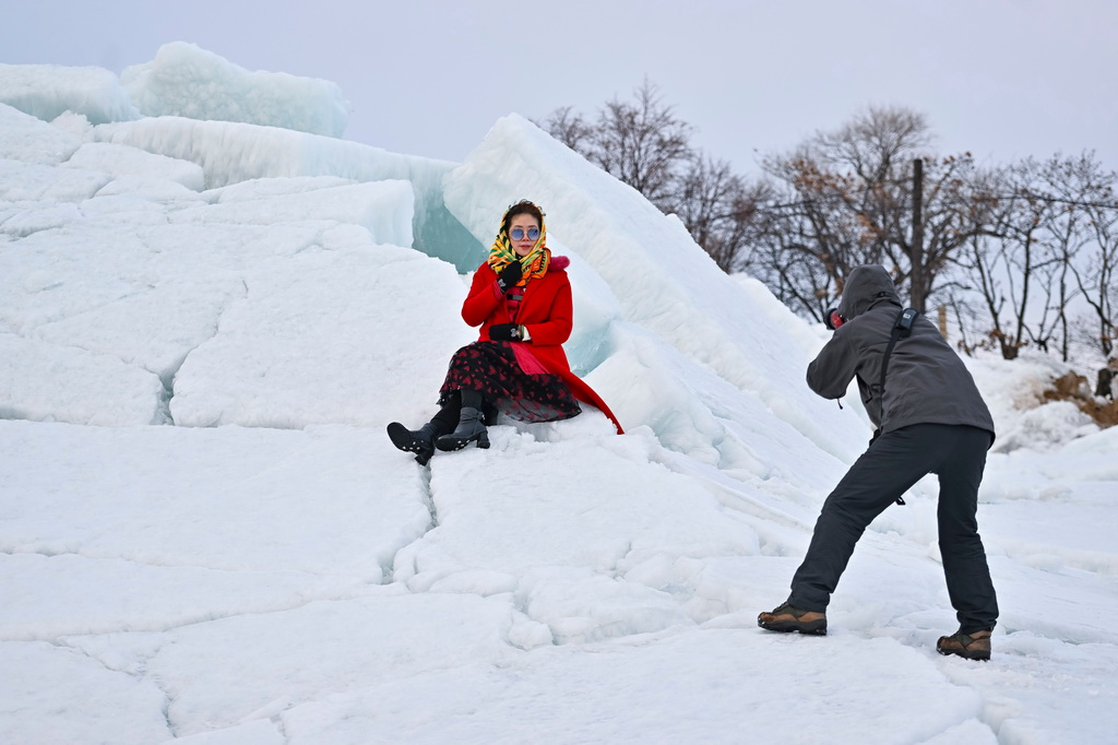 3月31日，游客在興凱湖畔的冰層上游玩。