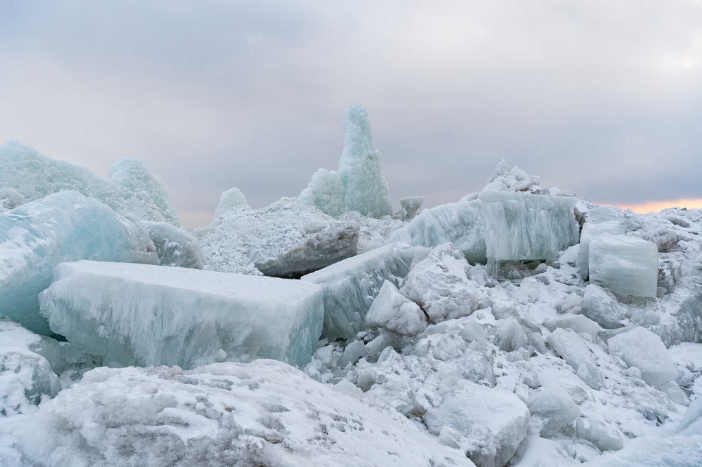 這是3月31日拍攝的興凱湖畔的冰層。
