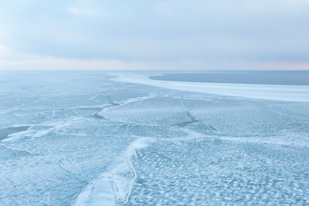 這是3月31日拍攝的部分湖面仍處于冰封狀態的興凱湖（無人機照片）。