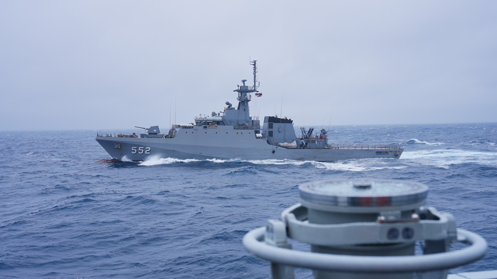 3月29日，在中泰“藍色突擊-2025”海軍聯合訓練海上補給科目訓練中，泰方參訓艦艇“巴蜀府”艦占領中方參訓艦艇許昌艦右舷補給陣位。新華社發（梁杰培 攝）