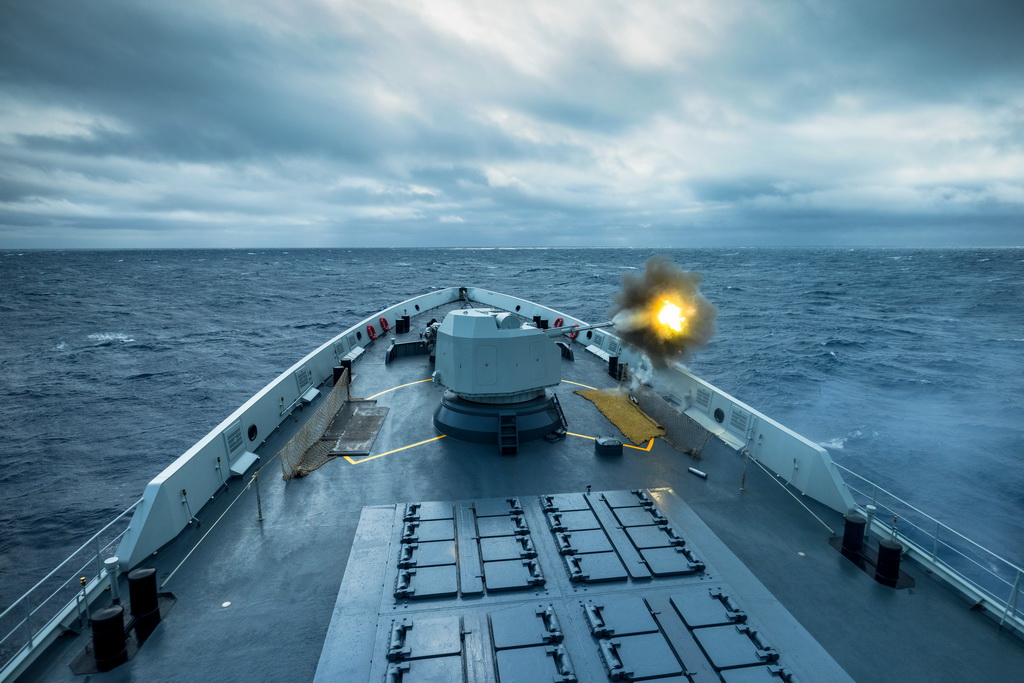 3月29日，在中泰“藍色突擊-2025”海軍聯合訓練中，中方參訓艦艇許昌艦在聯合對海打擊科目中組織主炮射擊訓練。新華社發（賈曉鵬 攝）