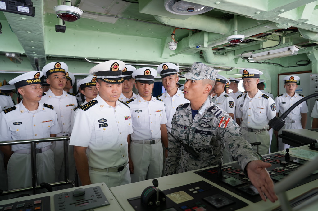3月27日，在中泰“藍色突擊-2025”海軍聯合訓練中，中泰雙方組織艦艇參觀。新華社發（陳汶財 攝）