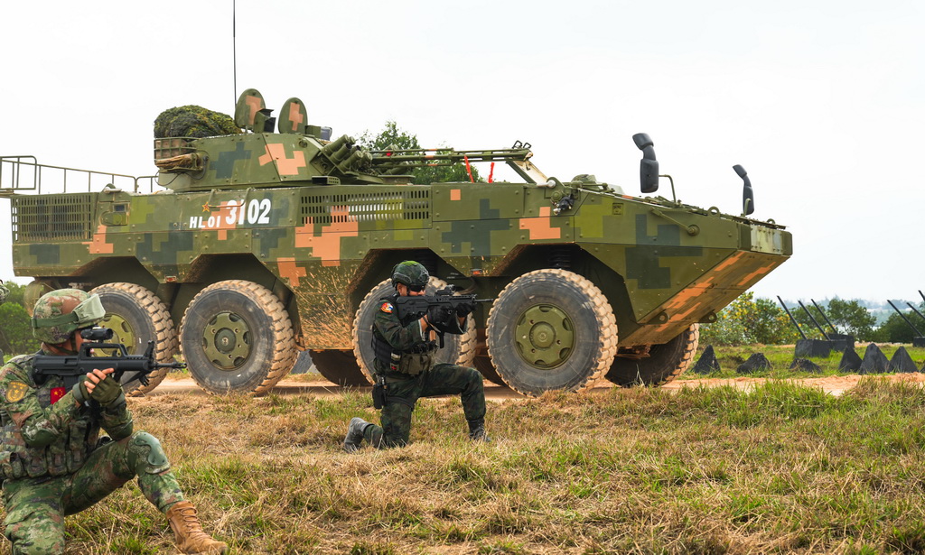 3月28日，在中泰“藍色突擊-2025”海軍聯合訓練中，中泰雙方隊員進行陸戰班綜合演練。新華社發（王瑋 攝）