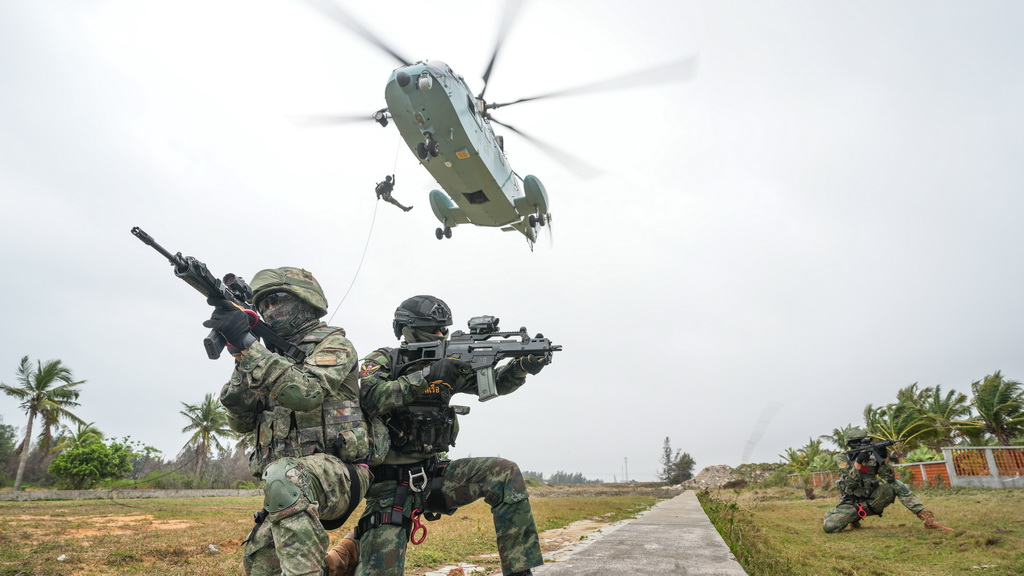 3月28日，在中泰“藍色突擊-2025”海軍聯合訓練中，中泰雙方隊員進行直升機滑降科目訓練。新華社發（賈成露 攝）