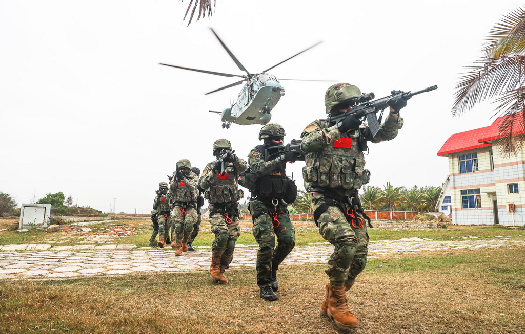 3月28日，在中泰“藍色突擊-2025”海軍聯合訓練中，中泰雙方隊員進行直升機滑降科目訓練。新華社發（高國敬 攝）