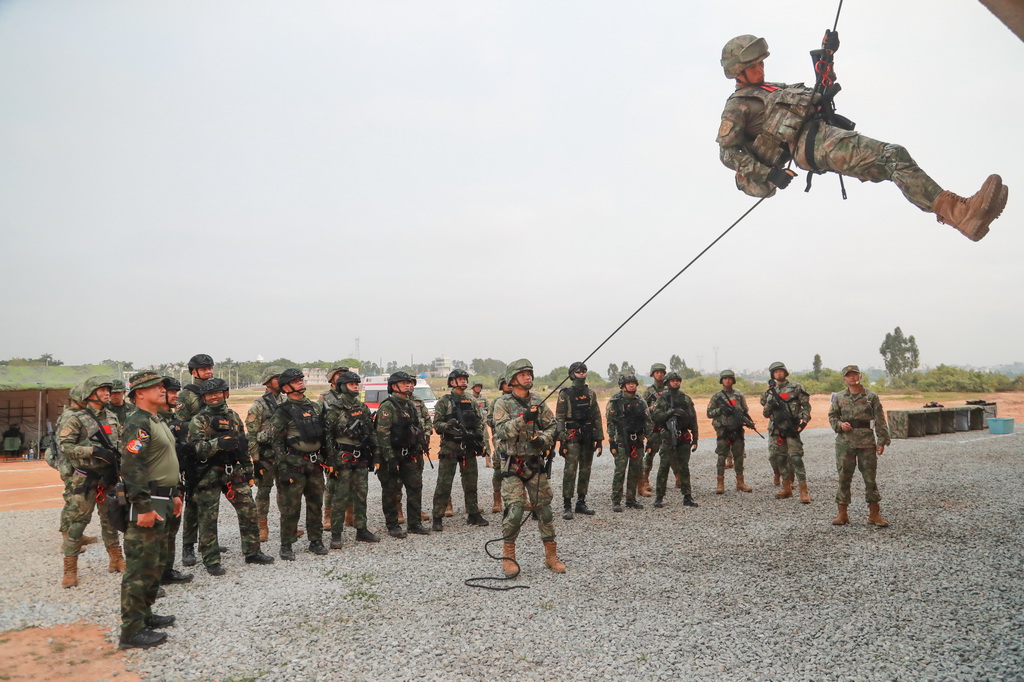3月27日，在中泰“藍色突擊-2025”海軍聯合訓練中，中泰雙方隊員進行機（滑）降科目訓練。新華社發（王瑋 攝）