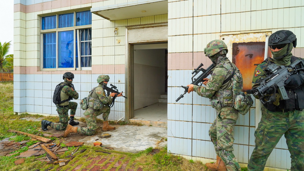 3月30日，在中泰“藍色突擊-2025”海軍聯合訓練中，中泰雙方隊員進行反恐反海盜科目訓練。新華社發（馬梓博 攝）