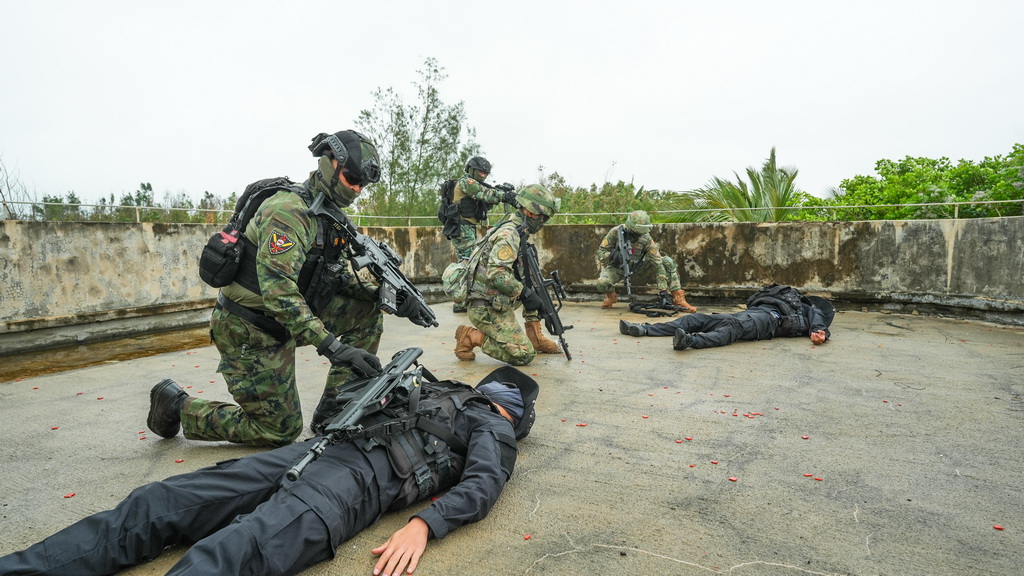 3月30日，在中泰“藍色突擊-2025”海軍聯合訓練中，中泰雙方隊員進行反恐反海盜科目訓練。新華社發（王朝政 攝）