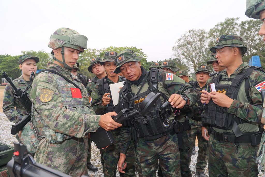 3月27日，在中泰“藍色突擊-2025”海軍聯合訓練中，中泰雙方隊員進行搜排爆交流。新華社發（高國敬 攝）