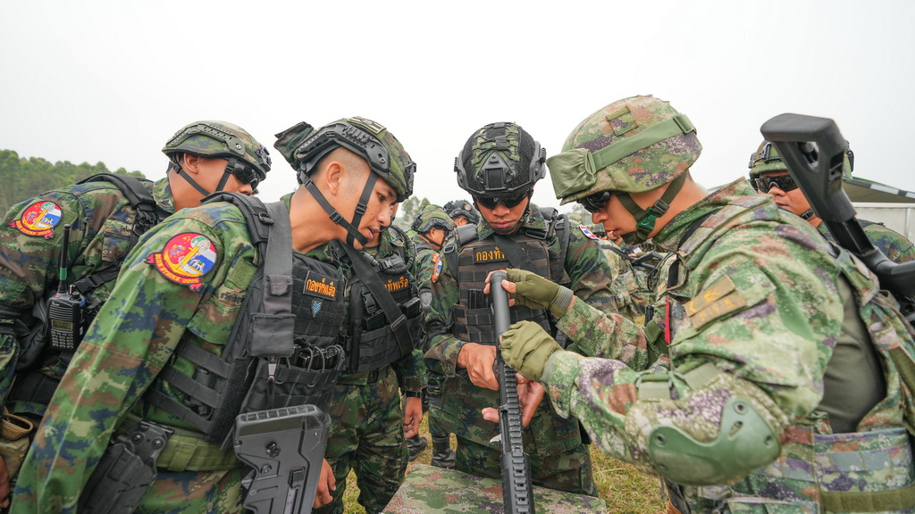 3月27日，在中泰“藍色突擊-2025”海軍聯合訓練中，中泰雙方隊員進行輕武器射擊交流。新華社發（賈成露 攝）