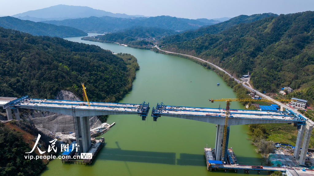 廣西昭平:蒼昭高速桂江特大橋建設有序推進【4】
