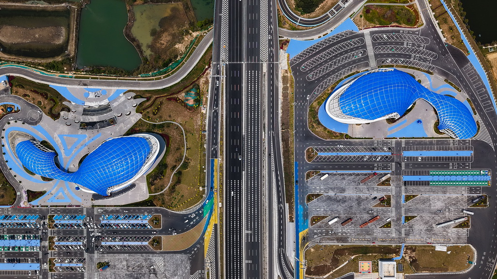 深汕西高速長沙灣服務區“藍鯨天幕”外觀（4月2日攝，無人機照片）。