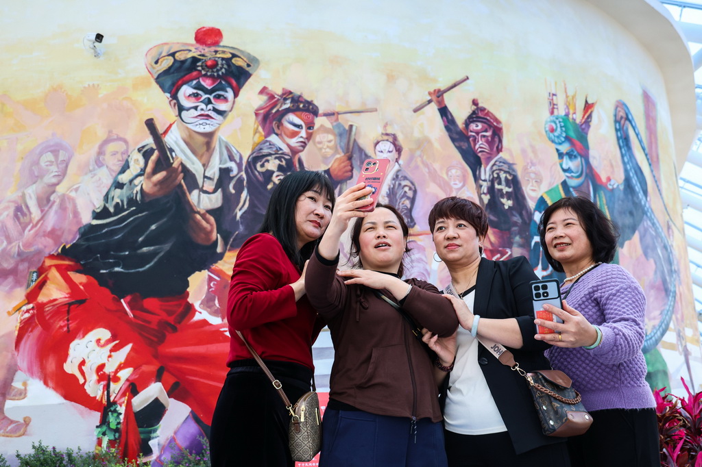 4月2日，深汕西高速長沙灣服務區的潮汕英歌舞彩繪成為旅客熱門打卡點。