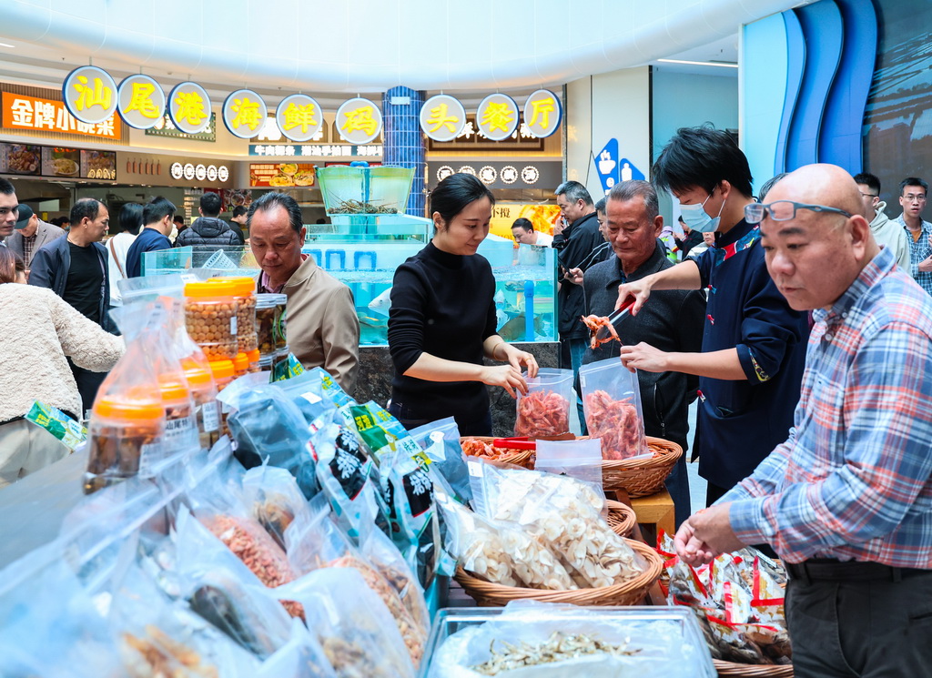 4月2日，旅客在深汕西高速長沙灣服務區鄉村振興特產專賣區選購汕尾土特產。