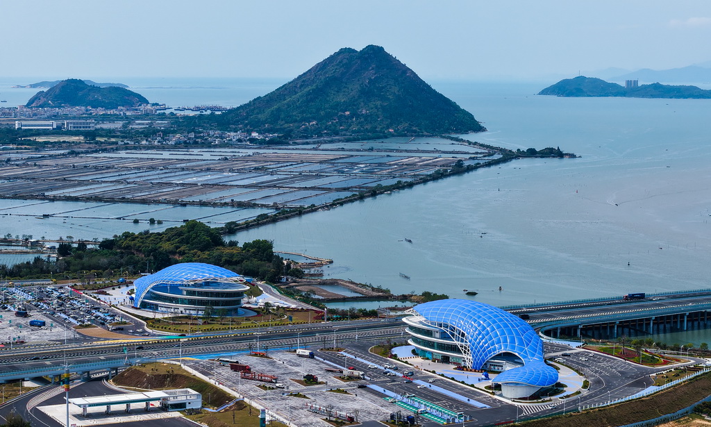 深汕西高速長沙灣服務區“藍鯨天幕”外觀（4月2日攝，無人機照片）。