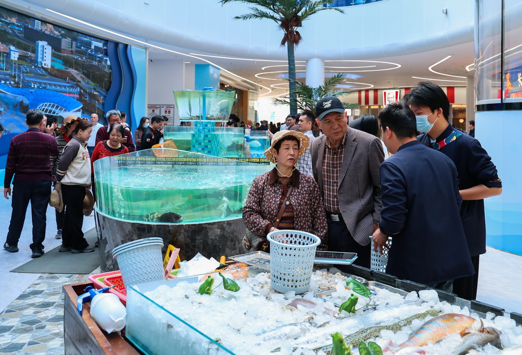 4月2日，旅客在深汕西高速長沙灣服務區餐廳選購汕尾海鮮。