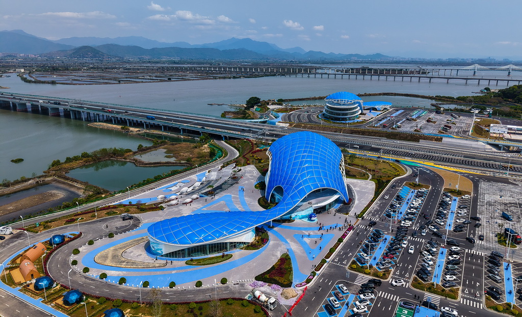 深汕西高速長沙灣服務區“藍鯨天幕”外觀（4月2日攝，無人機照片）。