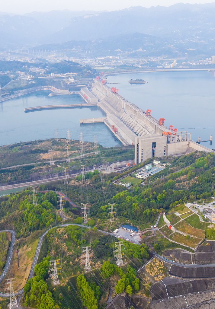 這是4月2日在湖北宜昌拍攝的三峽大壩及外送輸電線路（無人機照片）。