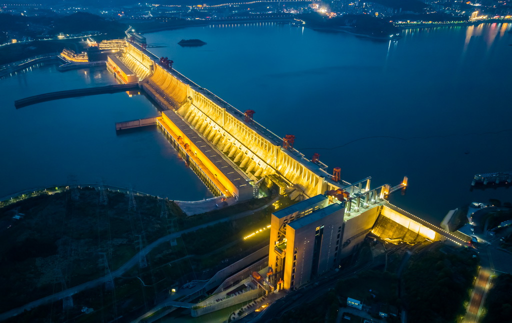 這是4月1日在湖北宜昌拍攝的三峽大壩（無人機照片）。