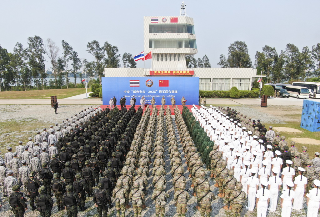 4月2日，中泰“藍色突擊-2025”海軍聯合訓練在廣東湛江某訓練場舉辦閉幕式（無人機照片）。新華社發（高國敬 攝）