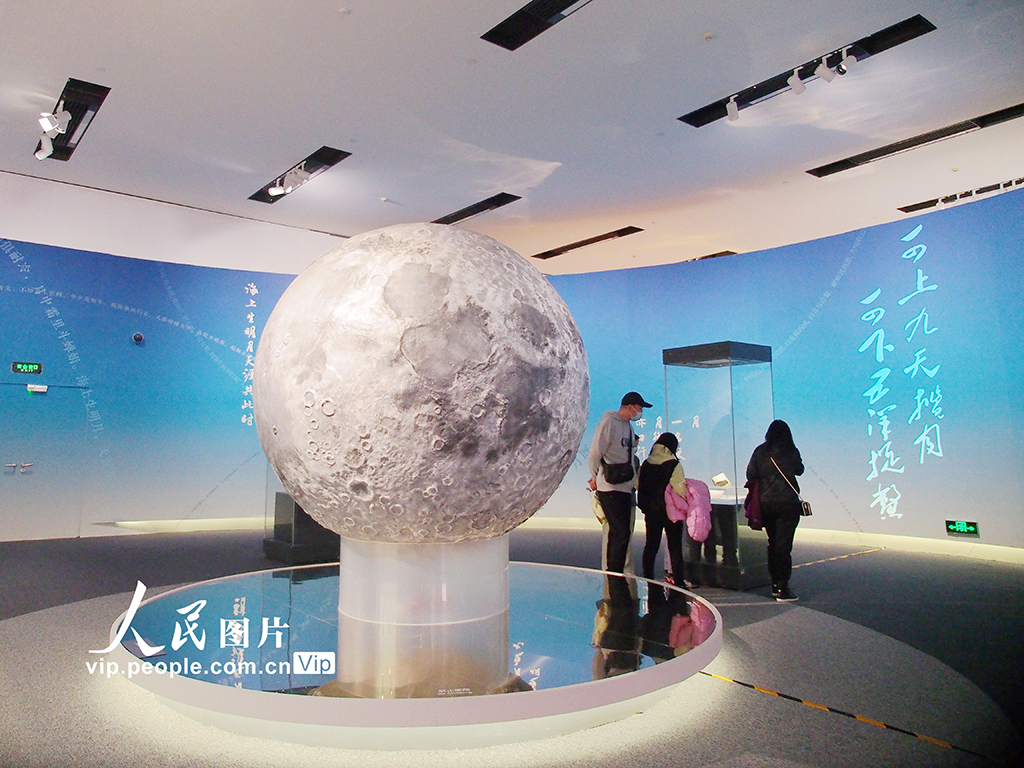 中國國家博物館舉辦“九天攬月——中國探月工程20年”展覽【2】