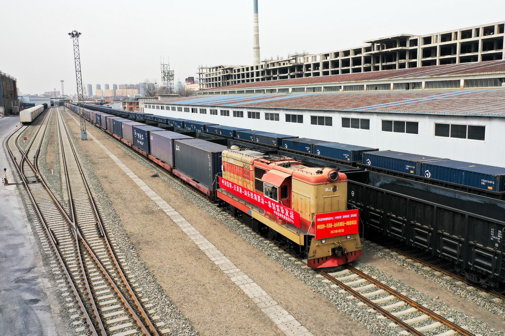 4月3日，在呼和浩特市新暢鐵路專用線，鐵海聯運“一單制”運輸專列準備開行（無人機照片）。