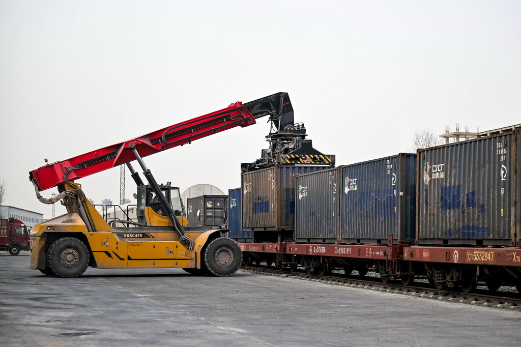 4月3日，在呼和浩特市新暢鐵路專用線，正面吊進行集裝箱裝運作業。
