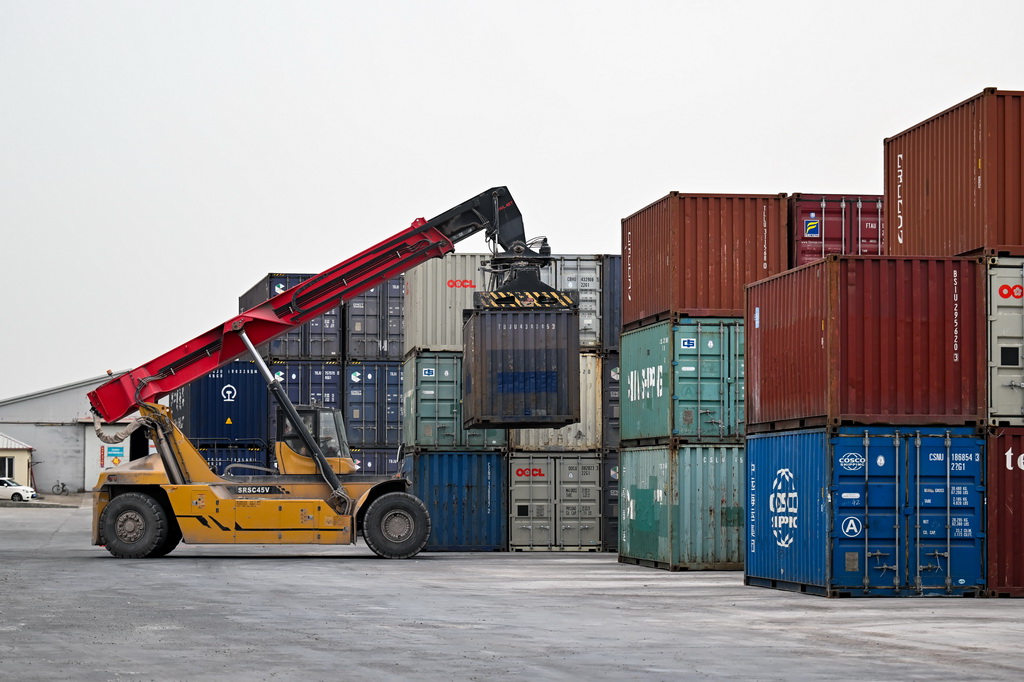 4月3日，在呼和浩特市新暢鐵路專用線，正面吊進行集裝箱裝運作業。