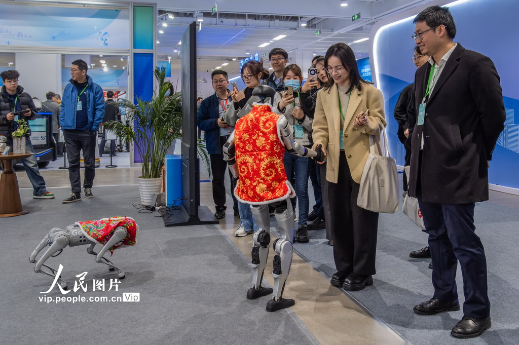 4月3日，在第五屆蘇州市機器人產業發展大會上，機器人和機器狗與觀眾友好互動。