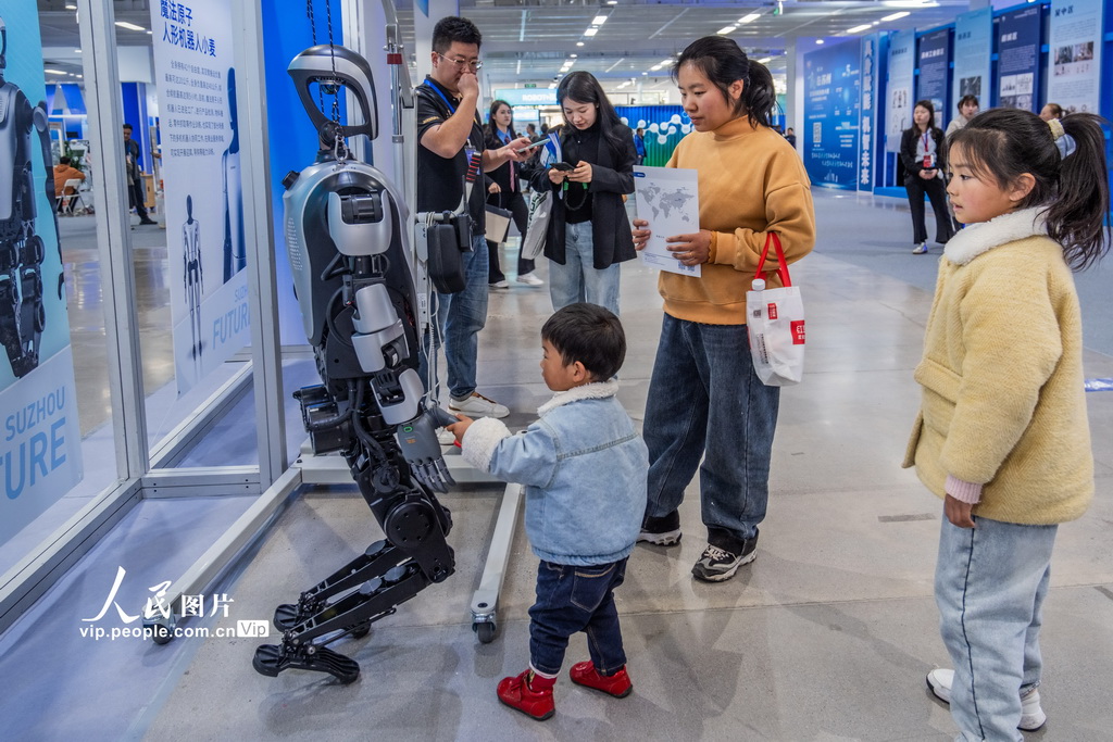 4月3日，在第五屆蘇州市機器人產業發展大會上，小朋友與機器人拉手。