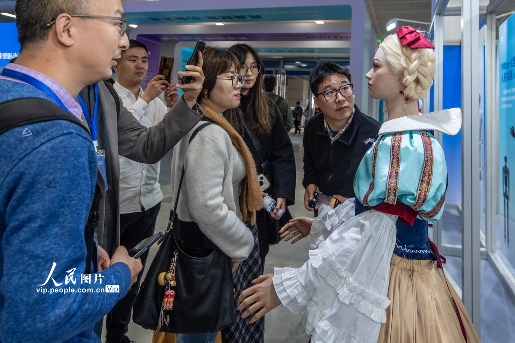 4月3日，在第五屆蘇州市機器人產業發展大會上，參會者對仿人機器人的逼真肌膚質感十分好奇。