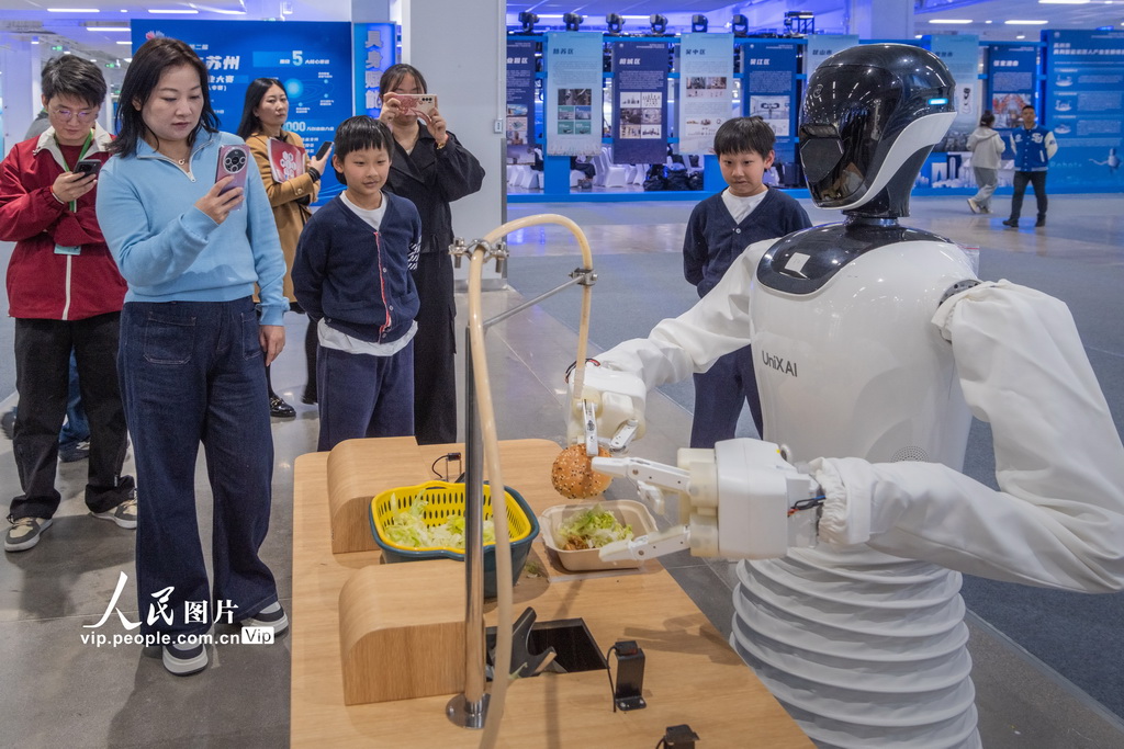 4月3日，在第五屆蘇州市機器人產業發展大會上，機器人動態演示了漢堡制作的全流程自動化技術。?