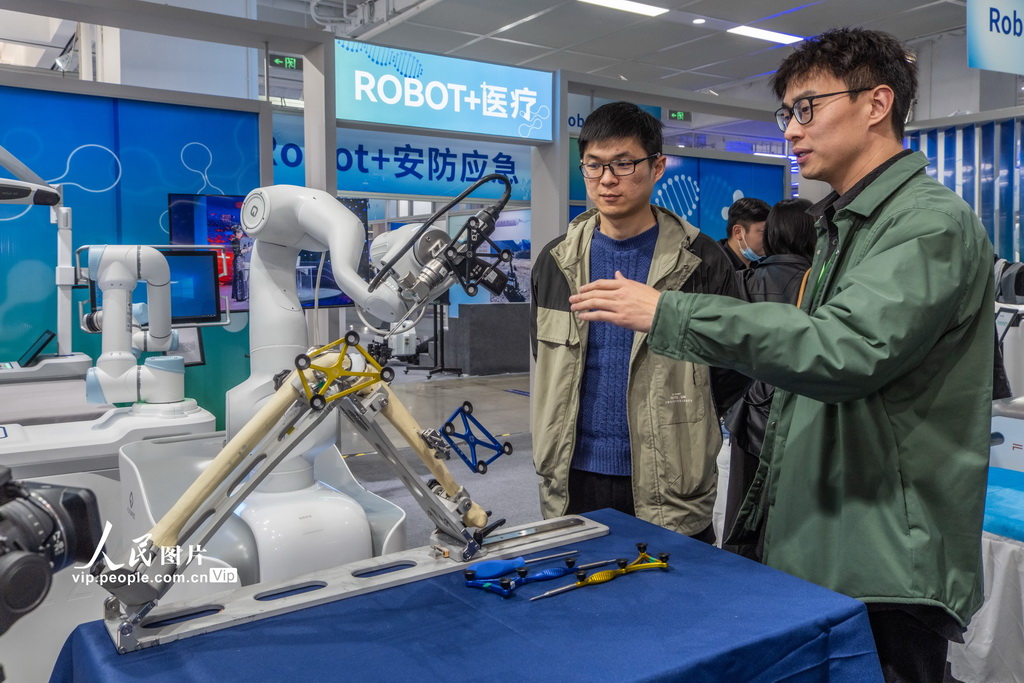 4月3日，在第五屆蘇州市機器人產業發展大會上，廠家人員在給觀眾介紹機器人執行膝關節手術的先進技術。?