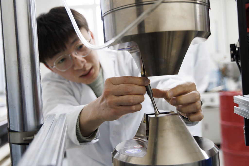 4月2日，在中國科學院金屬研究所沈陽材料科學國家研究中心實驗室，博士研究生郭松準備把金屬樣品放進加工設備。