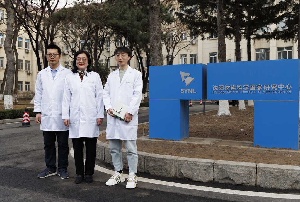 4月2日，在中國科學院金屬研究所沈陽材料科學國家研究中心實驗室，盧磊研究員（中）、潘慶松研究員（左）和博士研究生郭松在室外留影。